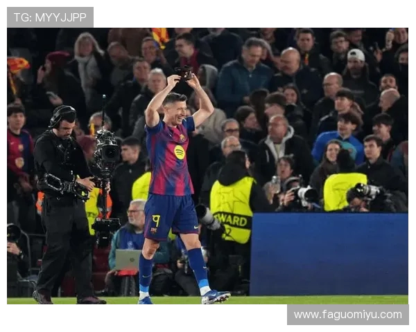 巴萨与巴黎对决裁判争议引发热议球迷怒斥黑哨现象再现 巴萨与巴黎对决裁判争议引发热议球迷怒斥黑哨现象再现